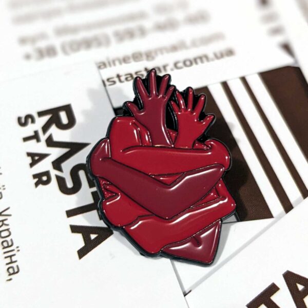 Значок «Сердце в объятиях»