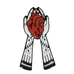 Металлический значок «Сердце в руках»